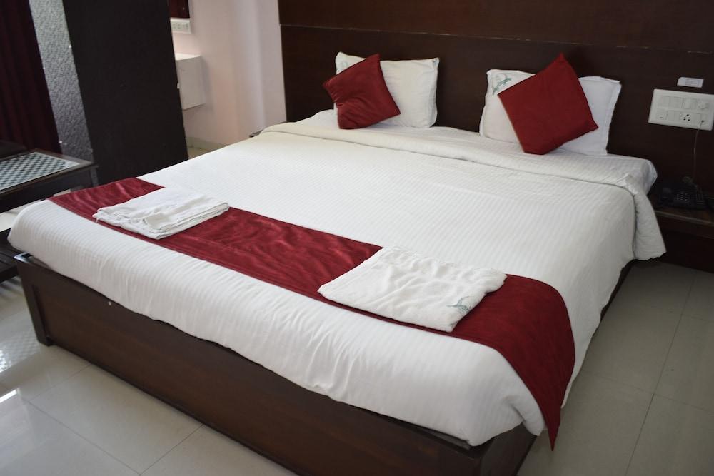 Hotel Sumith Palace Puducherry Exterior foto